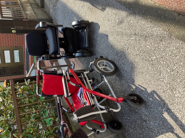 多種類の電動⾞椅⼦をご試乗いただき、利⽤者様に合う1台を⼀緒に選びました
